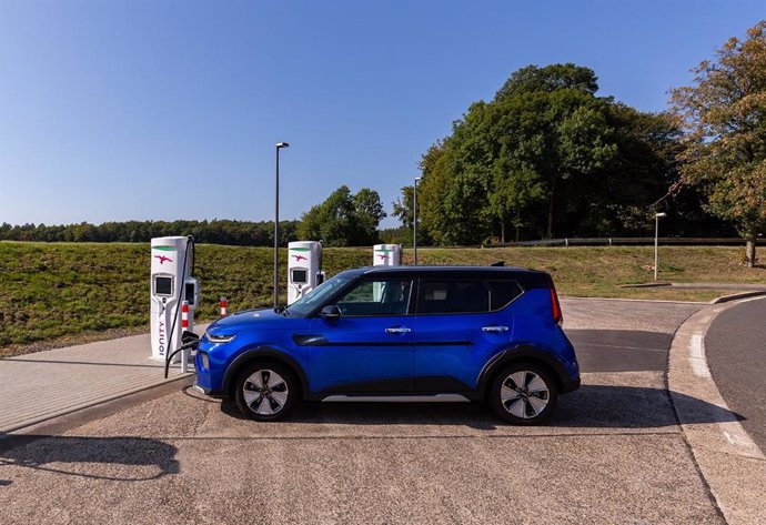 Coche eléctrico cargándose.