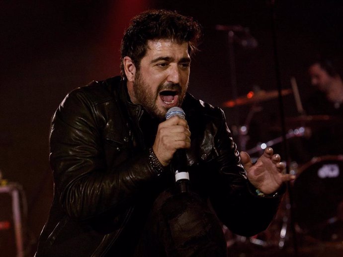 Singer Antonio Orozco performs live in 'La noche de Cadena 100' at Madrid Sports Palace on March 22, 2014 in Madrid, Spain.