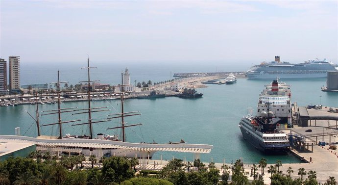 Buques de crucero coinciden en el puerto de málaga 2018 barcos pasajeros vista 