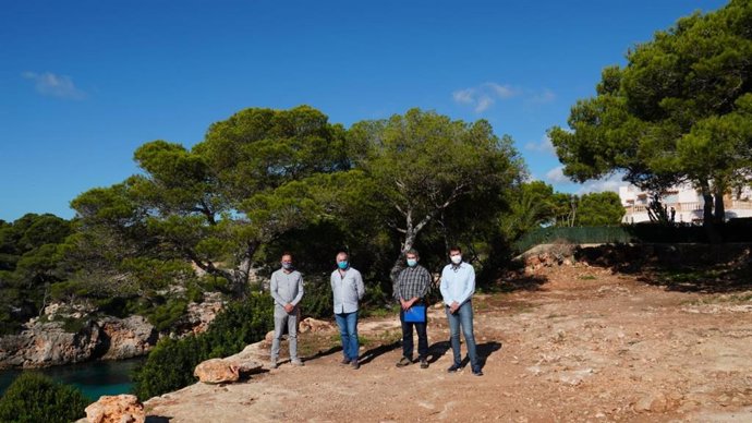El director general de Espacios Naturales y Biodiversidad, Lloren Mas, junto con el resto de representantes institucionales.