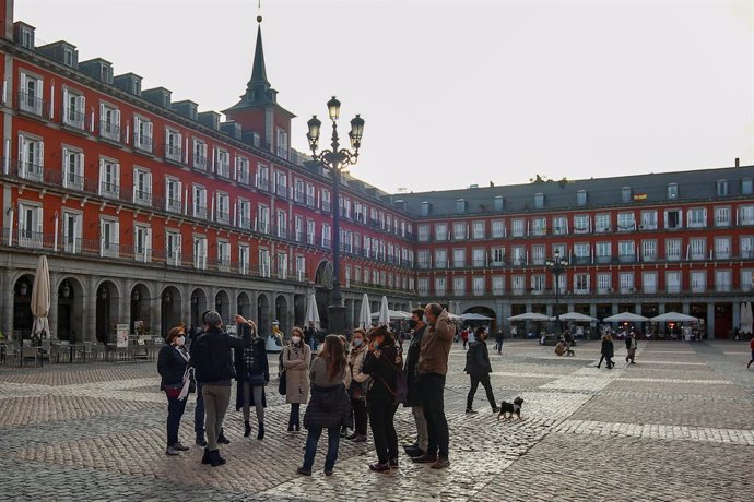Ambiente la Plaza Mayor en Madrid, (España), a 24 de octubre de 2020.  