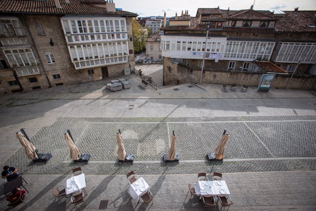 Terrazas vacías en un establecimiento del centro de Vitoria un día después de la petición del Gobierno vasco de la declaración del estado de alarma 