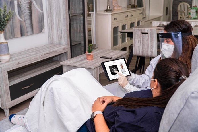 La enfermera y la paciente están realizando una videoconsulta