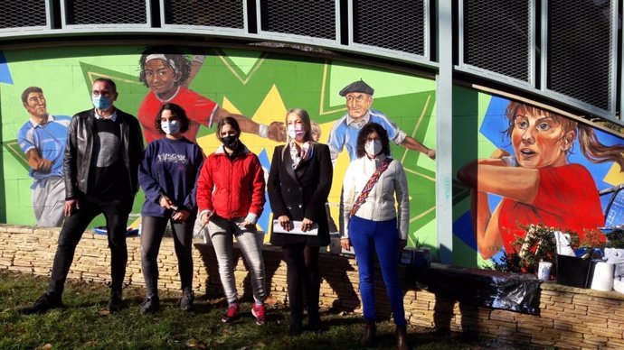 Dos jóvenes logroñesas pintan un mural en el Frontón del Revellín promovido por la Unidad de Juventud del Ayuntamiento de Logroño