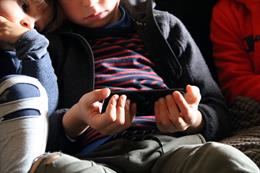 Pla mitj d'un nen amb el telfon mbil a les mans. Imatge publicada el 8 de novembre del 2020. (Horitzontal)