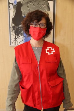 Pla mitj de la coordinadora de Creu Roja Tarragona, Anna Sabaté. Foto del 6 de novembre del 2020 (vertical).