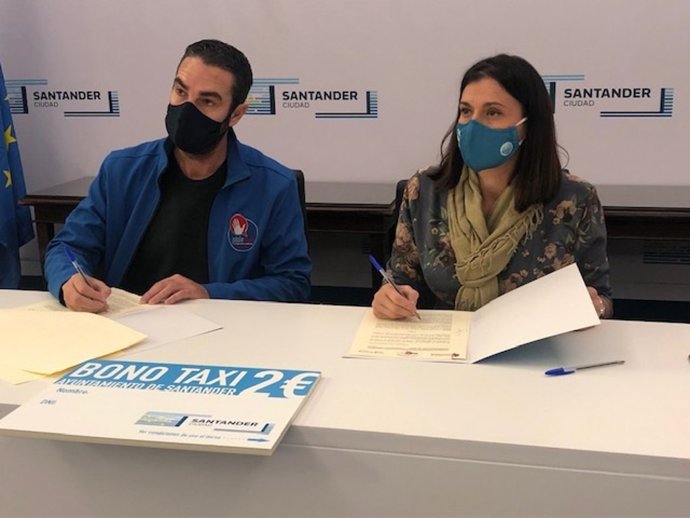 La alcaldesa de Santander, Gema Igual, y el presidente de la Federación Cántabra del Taxi, Manu Andoni Ruiz, suscriben el convenio del bono taxi para personas con discapacidad
