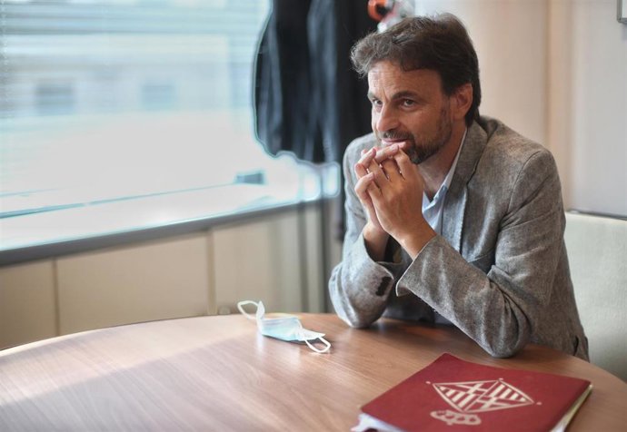 El presidente del grupo parlamentario de Unidas Podemos y líder de En Comú Podem -ECP-, Jaume Asens, durante una entrevista para Europa Press en su despacho en el Congreso de los Diputados, en Madrid (España), a 23 de septiembre de 2020.