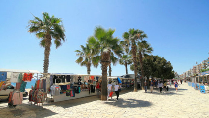 Pla mitj del mercat de Blanes al Passeig de Mar en una fotografia publicada el dissabte 7 de novembre de 2020. (Horitzontal)
