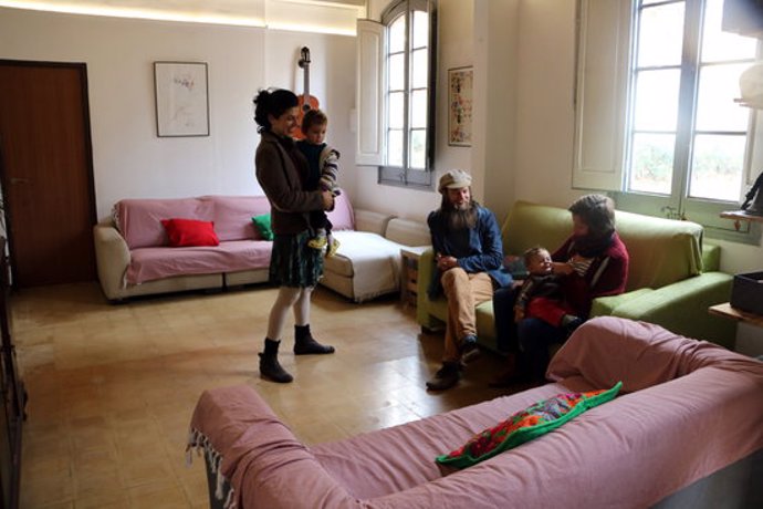 Pla general de Queralt Jorba, Daniel Hayes i Natalia Jojart, amb els nens, a l'interior d'un dels habitatges de Cal Vidal, a Puig-reig. Imatge publicada el 10 de novembre del 2020. (Horitzontal)