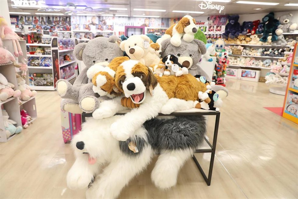 Peluches colocados en las estanterías de la sección de juguetería infantil