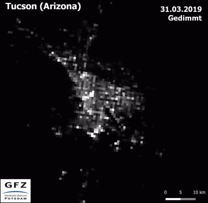 Observación nocturna de luz emitida por la ciudad de Tucson