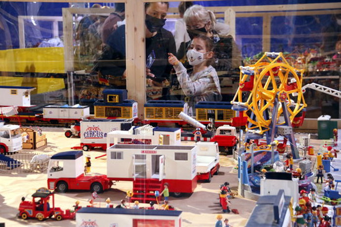 Una nena amb mascareta assenyala un dels diorames amb clicks de Playmobil, al Poble Espanyol el 8 de novembre del 2020 (Horitzontal).