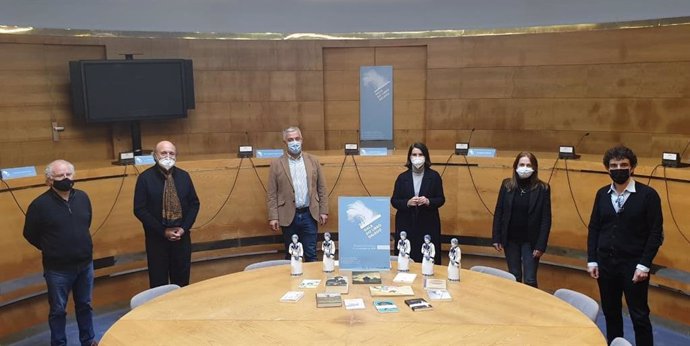 Henrique Alvarellos, Xosé Antón Pedreira, Cesáreo Sánchez, Mercedes Rosón y Valentín García en la presentación de la V Gala do Libro Galego.