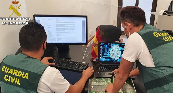 Guardia Civil Remitiendo Notas De Prensa Y Fotos