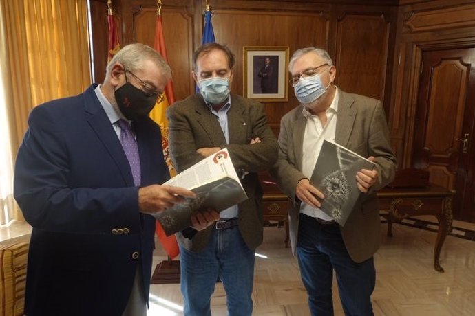 El presidente de la Asamblea Regional, Alberto Castillo y los portavoces de los cinco grupos parlamentarios han recibido el barómetro de otoño elaborado por el CEMOP