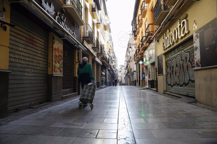 La calle Navas de Granada, vací a y con sus comercios y bares cerrados. Granada sufre el cierre de toda actividad comercial que no sea esencial durante dos semanas.