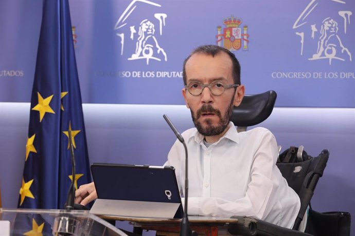 El portavoz de Unidas Podemos (UP) en el Congreso de los Diputados, Pablo Echenique, interviene en la rueda de prensa posterior a la reunión de la Junta de Portavoces en el Congreso de los Diputados, en Madrid (España), a 27 de octubre de 2020.
