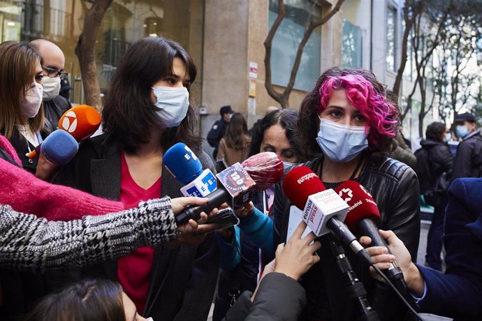 La portavoz de Podemos en la Asamblea de Madrid, Isa Serra (i), responde a los medios durante una concentración de trabajadores sanitarios frente a la Consejería de Sanidad, en Madrid (España), a 10 de noviembre de 2020.