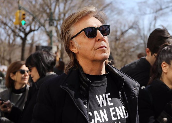    El exintegrande de los Beatles, Paul McCartney ha vuelto a cruzar el célebre paso peatonal de Abbey Road para sorpresa de todos los que pasaban por allí. Hace ya 49 años desde que Ian McMilan fotografió uno de los momentos más trascendentes y comenta