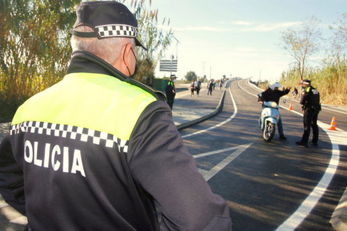 Un altre control policial en un dels accessos a Blanes, en una imatge cedida aquest 9 de novembre del 2020. (Horitzontal)