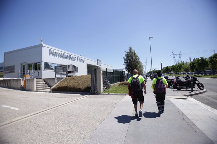 Fachada de la planta de Mercedes-Benz de Vitoria, a 18 de mayo de 2020.
