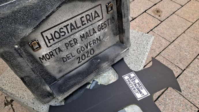 Pla detall d'una lpida simulant el sector tocat de mort. Imatge publicada el 9 de novembre del 2020. (Horitzontal)