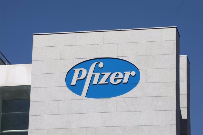 Logo de Pfizer en el edificio de los laboratorios de la marca en Madrid (España), a 2020. 