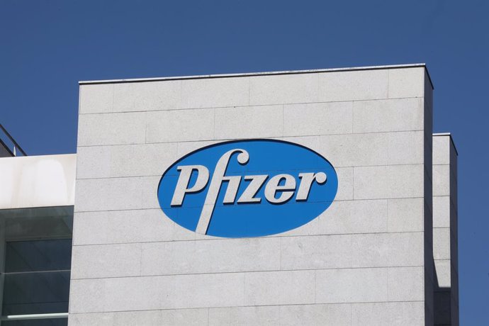 Logo de Pfizer en el edificio de los laboratorios de la marca en Madrid (España), a 2020.  El laboratorio estadounidense Pfizer trabaja junto con el  alemán BioNTech en una clase de vacuna basada en el ARN mensajero (ARNm), que transfiere información a 