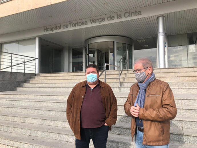 Pla mitj del president de la Federació de Vens de Tortosa, Carlos Redó, i el representant del collectiu venal al Consell Territorial de Salut a l'Ebre, Josep Baubí, a les portes de l'hospital. Imatge del 9 de novembre del 2020 (horitzontal)