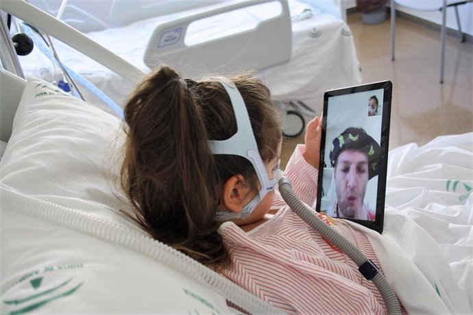 Una niña recibe la visita virtual del doctor Sonrisa