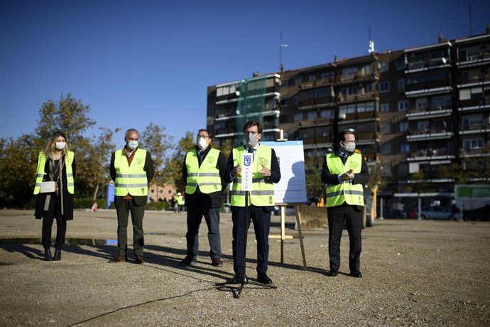 El alcalde de Madrid, José Luis Martínez-Almeida, ofrece declaraciones a los medios de su comunicación durante su visita a las obras recién iniciadas para la creación del aparcamiento intermodal situado al lado de la estación de metro de Aviación Españo