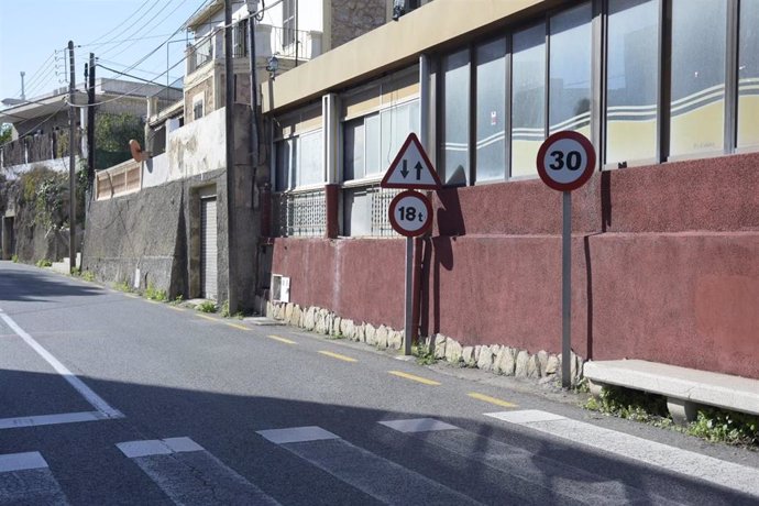 Carretera que pasa por Génova con nueva señalización de tráfico.