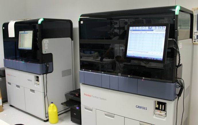 Pla detall del laboratori de l'Hospital Joan XXIII de Tarragona on s'analitzen les proves PCR de covid-19 i que incorpora nova maquinria. Imatge publicada el 9 de novembre del 2020. (Horitzontal)