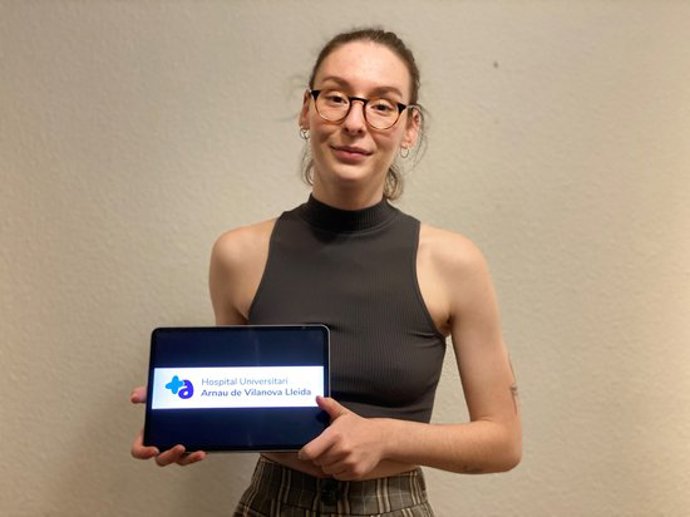Pla mitj de l'autora Maria Hernández, mostrant el nou logotip de l'Hospital Universitari Arnau de Vilanova de Lleida, el 9 de novembre del 2020. (Horitzntal)