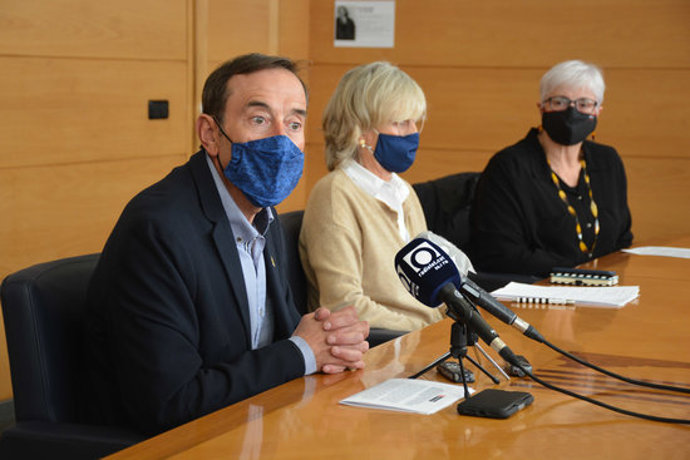En primer terme, l'alcalde d'Olot, Pep Berga, durant la presentació del projecte, aquest 9 de novembre del 2020. (Horitzontal)