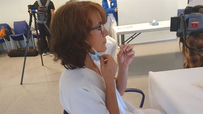 Personal de un centro residencial de la Región Sanitaria de Girona realiza una prueba PCR con el sistema de automuestra