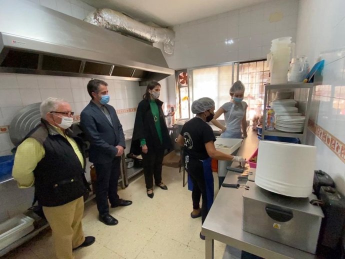 La delegada territorial de Igualdad, Políticas Sociales, Conciliación, Educación y Deporte, Mercedes García Paine, en una visita a un comedor social