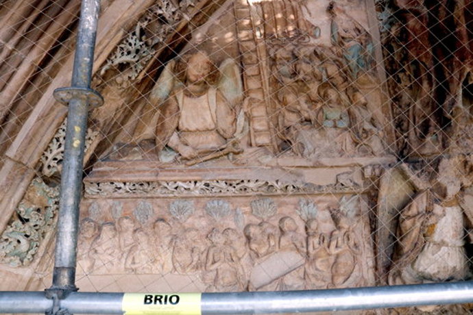 Pla tancat d'algunes de les policromies descobertes a la Porta dels Apstols de la Seu Vella de Lleida durant les obres de restauració. Imatge del 9 de novembre de 2020. (Horitzontal)