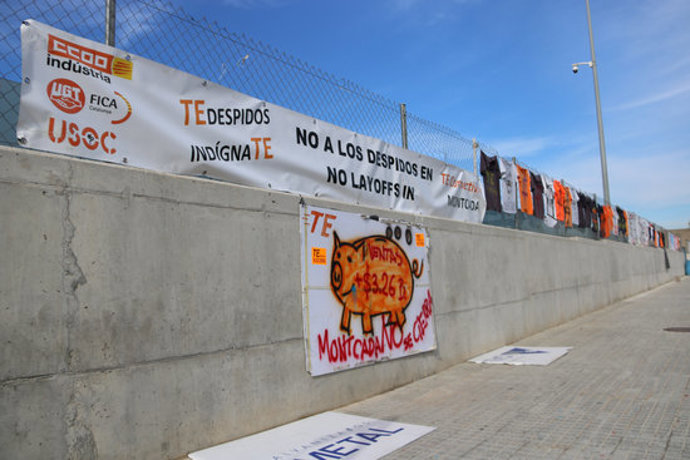 Pla general de les pancartes que els empleats de TE Connectivity han penjat a la tanca de la planta de Montcada i Reixac, el 9 de novembre de 2020. (Horitzontal)