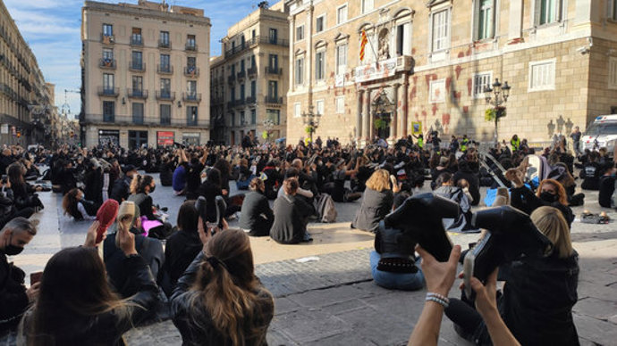 Escoles de dansa s'han manifestat a la Plaa Sant Jaume contra el seu tancament, el 9 de novembre del 2020 (horitzontal)