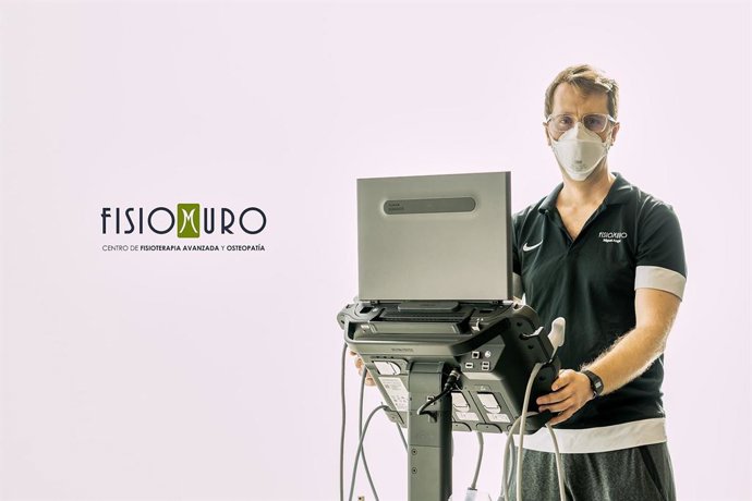 Miguel Angel Muro con el ecógrafo Sonosite PX