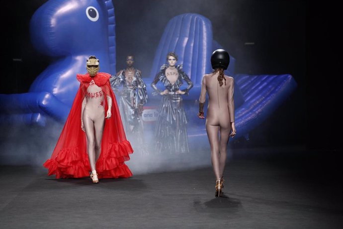 Modelos durante el desfile de Ana Locking en la Mercedes Benz Fashion Week de Madrid temporada Otoño/Invierno 2019-2020. 