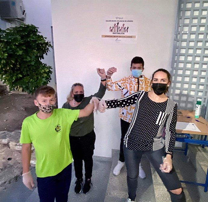 Un grupo de jóvenes participa en el 'escape room' contra la violencia de género