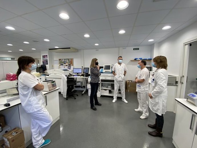 Pla general de la visita de la síndica d'Aran, Maria Vergés, als laboratoris de l'Espitau Val d'Aran el 9 de novembre del 2020. (horitzontal)