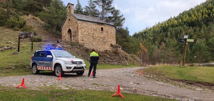 Pla obert d'un control dels Mossos d'Esquadra per impedir l'accés motoritzat al Parc Natural de l'Alt Pirineu, el 9 de novembre del 2020. (Horitzontal)
