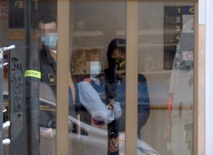 Captura de vídeo del detingut acusat d'estafa, amb els Mossos d'Esquadra, a l'interior de Credilleida, on han fet un registre. Imatge del 9 de novembre de 2020. (Horitzontal)