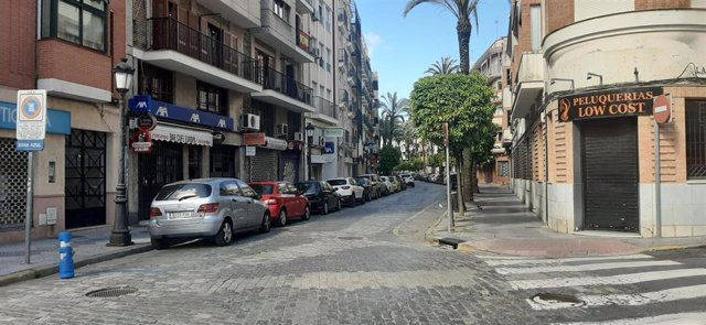 Una calle del centro de Huelva, vacía durante el estado de alarma.