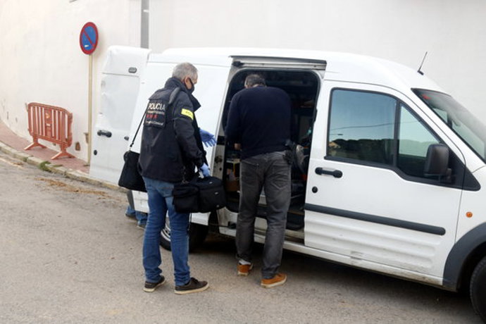 Els Mossos enduent-se proves del domicili de Lloret de Mar on ha tingut lloc el crim aquest 9 de novembre del 2020 (Horitzontal)