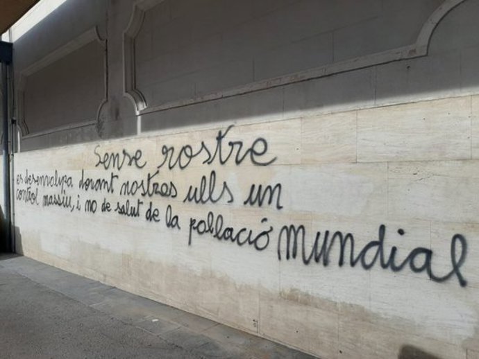 Pla general d'una de les parets amb una pintada negacionista al Mercat Central de Sabadell, el 9 de novembre de 2020. (Horitzontal)